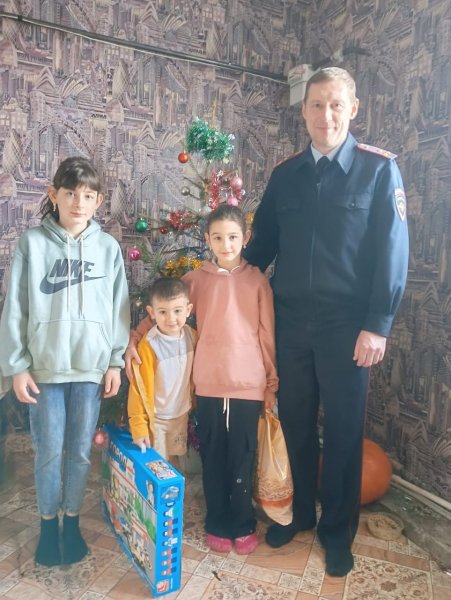 В Чамзинском районе Мордовии Полицейский Дед Мороз осуществил новогоднюю мечту дочери сотрудника, исполнившего свой служебный долг ценой здоровья и жизни